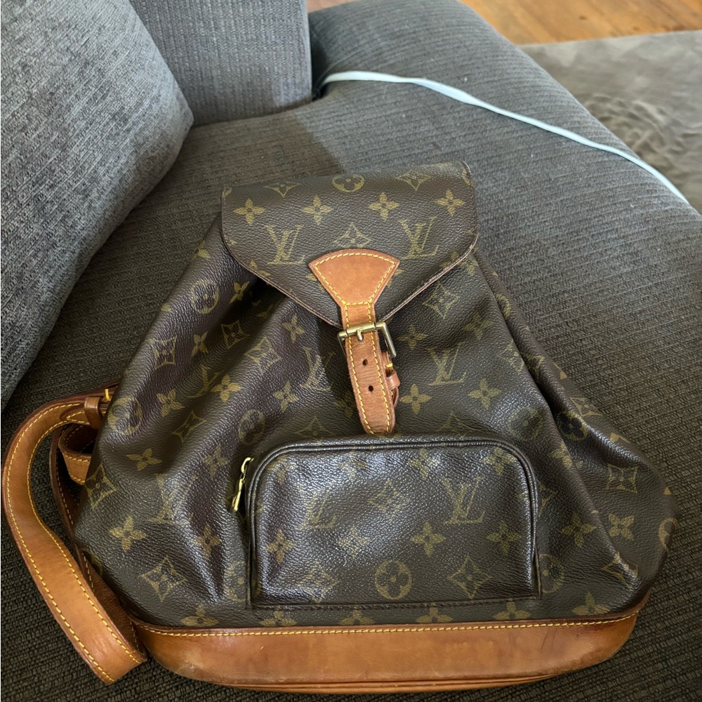 Authentic louis Vuitton monogram montsouris mm backpack with DEFECT in canvas
